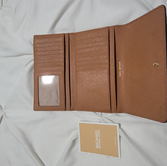 Michael Kors Pebbled Wallet (like brand new) - Picture 6 of 6